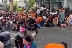 Centenas de jovens oram de joelhos em meio ao Carnaval de BH