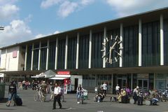 Afegão armado com faca ataca estande das Testemunha de Jeová em estação da Alemanha