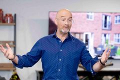 Apresentador da BBC se converte após filha superar depressão através da fé: ‘Foi Jesus’