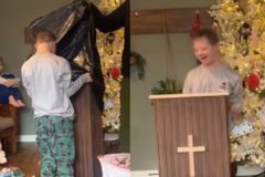 Avô constrói púlpito e surpreende neto com Síndrome de Down