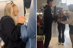 Cristã ora por passageiros em aeroporto: “Deus me pediu para fazer isso”