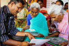 Missão alfabetiza indianos com a Bíblia e leva centenas a Jesus