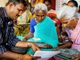 Missão alfabetiza indianos com a Bíblia e leva centenas a Jesus