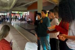 Estudantes louvam a Deus no intervalo de Instituto Federal: “Jesus se fez presente”