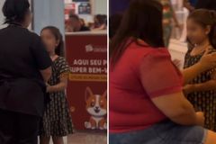 Filha de pastor pede para evangelizar em shopping e ora por pessoas: “Deus te ama”