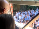 Mais de 400 alunos cantam louvores diante da casa de professor com câncer terminal
