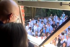 Mais de 400 alunos cantam louvores diante da casa de professor com câncer terminal