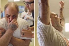 Homem aceita Jesus e emociona ao ser batizado em prisão nos EUA: “Deus me tocou”