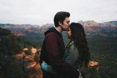 Novo livro inspirado em “As 5 linguagens do amor” traz dicas para comunicação de casais