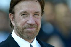 "Ler a Bíblia me trouxe de volta a Cristo", diz Chuck Norris