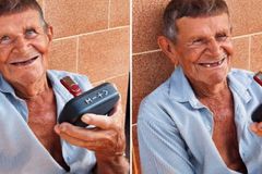 Idoso analfabeto se emociona ao ouvir Bíblia em áudio no sertão: ‘Jesus o alcançou’