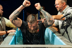 Igreja nos EUA batiza 400 pessoas em um único fim de semana: ‘Colheita’