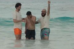 Após evangelismo, dezenas de pessoas são batizadas em praia de Cancún