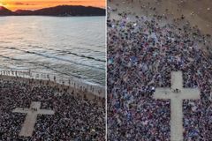 Milhares se reúnem ao redor de cruz para adorar em praia de SC: “Encontro com Deus”