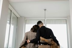 Família é restaurada ao conhecer Jesus por vizinhos cristãos: “Ele mudou nossas vidas”