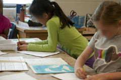 Menina é repreendida por vice-diretor após evangelizar em escola nos EUA