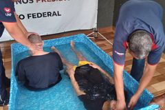 Mais de 50 detentos são batizados em ação evangelística dentro de presídio em GO