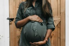 Autora compartilha 4 atitudes para proteger a saúde emocional na gravidez