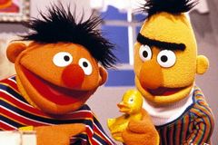 Confeitaria cristã se recusa a fazer bolo com personagens da Rua Sésamo em versão gay e leva processo