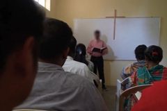 Hindus invadem culto e espancam cristãos com porretes na Índia