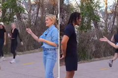 Jovem desviado é alcançado em evangelismo e se emociona ao ouvir: “Sua mãe ora por você”