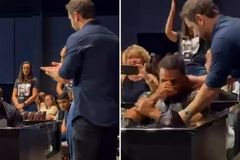 Pastor aprende Libras para batizar jovem surdo e emociona: “Há lugar à mesa”