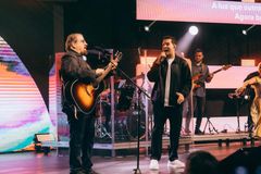 Asaph Borba lança nova versão de “Jesus Em Tua Presença” com Brunão Morada
