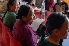 Missionárias distribuem itens de higiene íntima e evangelizam mulheres no Himalaia