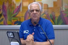 Jornalista chama Bíblia de “livrinho idiota” e recebe resposta: ‘É a Palavra de Deus’