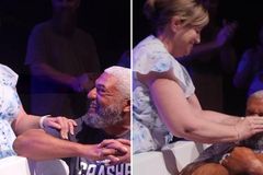 Após anos orando pelo marido, mulher o batiza em igreja nos EUA: “Deus restaurou tudo”