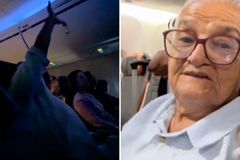 Idosa emociona ao orar com mãos levantadas antes de avião decolar: “Que Deus vá conosco”