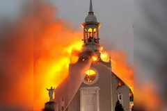 Incêndio destrói igreja histórica em Quebec em meio à onda de ataques a templos no Canadá