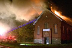 Igreja é incendiada e marcada com assinatura do Estado Islâmico, no Canadá