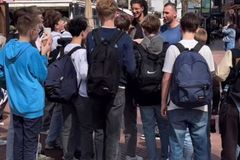 Jovens relatam cura após aceitarem Jesus em evangelismo de rua na Holanda