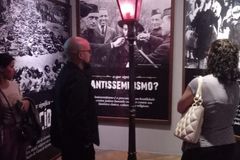 Igreja leva alunos para visita ao Memorial do Holocausto