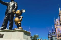 Disney retoma saudação “senhoras e senhores” após anos usando linguagem neutra