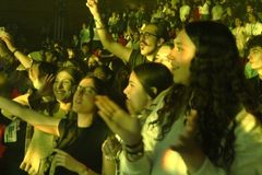 Jovens se entregam a Jesus em conferência sobre discipulado na Espanha