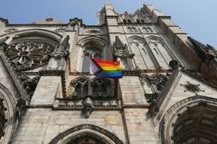 Igreja Anglicana do País de Gales torna a bênção para casamento gay permanente