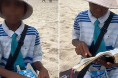 Menino de 10 anos emociona ao pregar na praia enquanto vende balas: “Jesus quer te salvar”