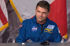 Após missão espacial, astronauta não religioso busca capelão e chora ao ver cruz