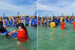 Igreja batiza 1.000 pessoas em praia na Flórida: “Celebração de uma nova vida”