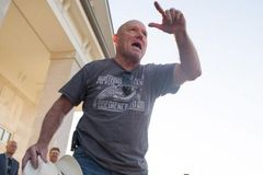 Pastor evangeliza em frente a clínica de aborto: "Fazemos um culto às portas do inferno"