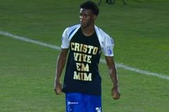 Após fazer gol, jogador do cruzeiro exibe camiseta com frase “Cristo vive em mim”