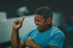 Bíblia na linguagem de sinais é traduzida para surdos em Cuba: “Precisam conhecer Jesus”