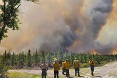 Após orações, chuva ajuda a conter incêndio florestal na Geórgia: “Foi uma bênção”