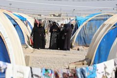 Missionários limpam banheiros em campo de refugiados para evangelizar no Oriente Médio
