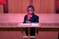 Menino conhecido por batizar brinquedo prega pela 1ª vez na igreja