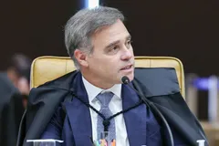 Mendonça vota para manter lei que dá poder aos pais sobre conteúdo de gênero nas escolas