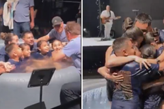 Casal e filhos emocionam ao serem batizados juntos: ‘Exemplo de família’