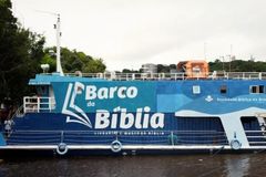 Barco da SBB percorre rios da Amazônia com distribuição de Bíblias e ações sociais